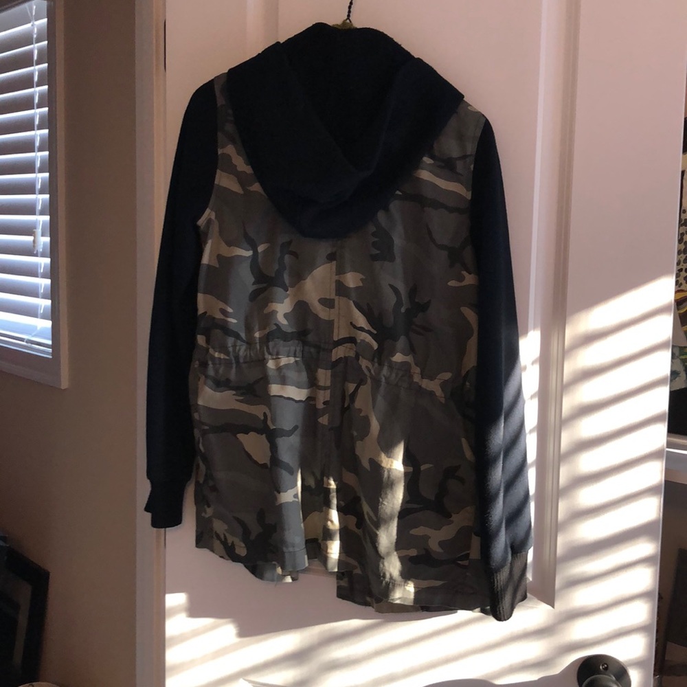 Camouflage Jacket with Black Sweatshirt Sleeves - Picture 7 of 7